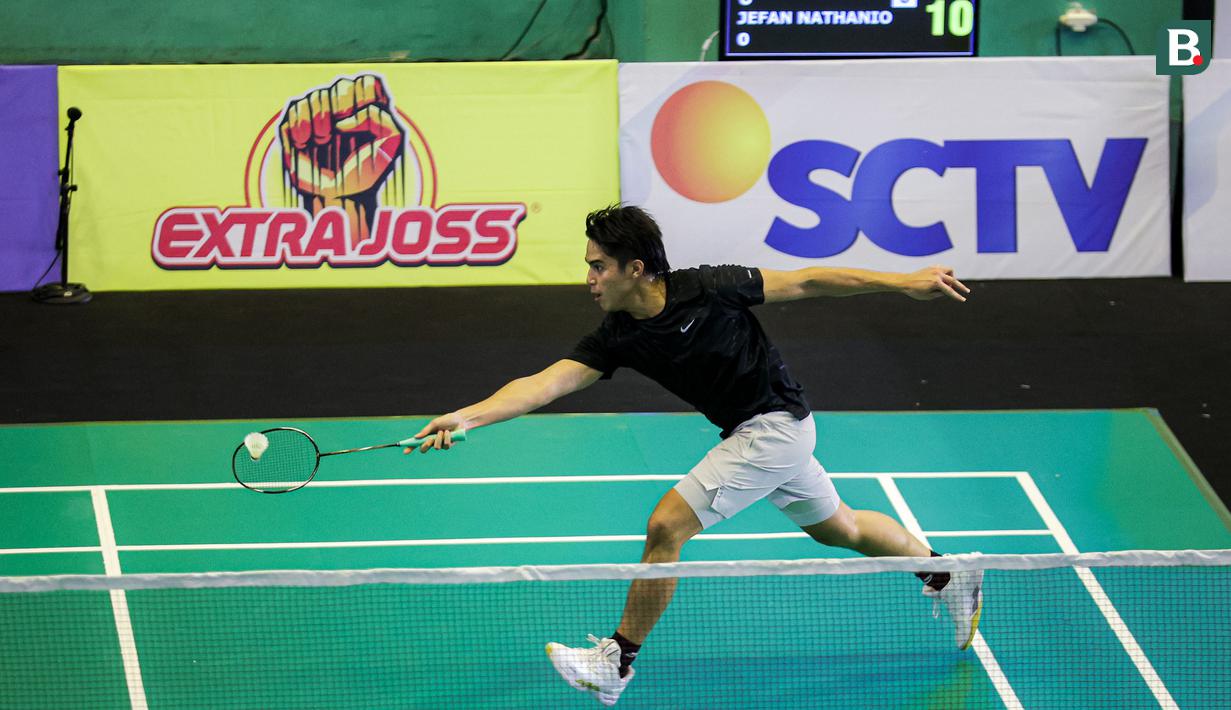 Selebritas Indonesia, El Rumi berusaha menjangkau shuttle cock di depan net saat menghadapi Jefan Nathanio dalam cabang olahraga bulu tangkis nomor tunggal putra Turnamen Olahraga Selebriti Indonesia (TOSI) season 2 di GOR POPKI Cibubur, Jakarta Timur, Sabtu (13/01/2023). El Rumi menang dua set langsung (21-14, 21-16). (Bola.com/Bagaskara Lazuardi)