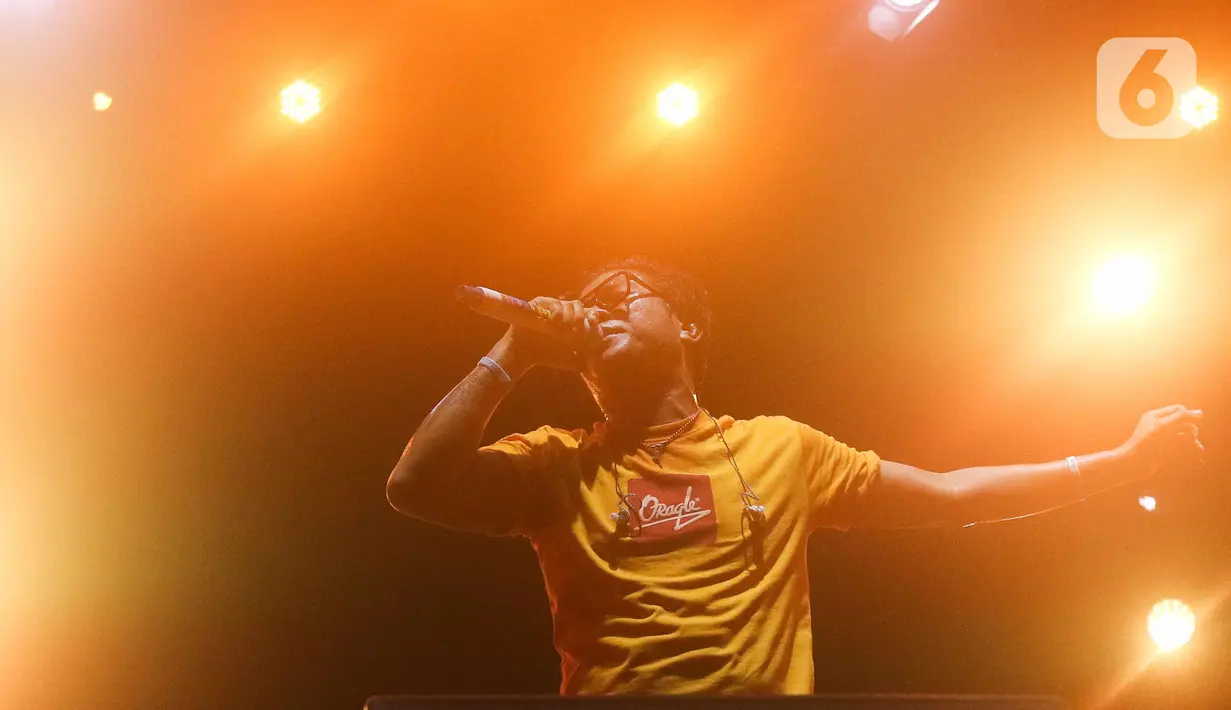 Kangen Band saat tampil di acara "Pestapora 2022" di Gambir Expo Kemayoran, Jakarta, Sabtu (24/9/2022). Pada acara pertunjukan musik  "Pestapora 2022" di hari kedua menampilkan sejumlah musisi tanah air dengan membawakan lagu hits masing-masing. (Liputan6.com/Herman Zakharia)