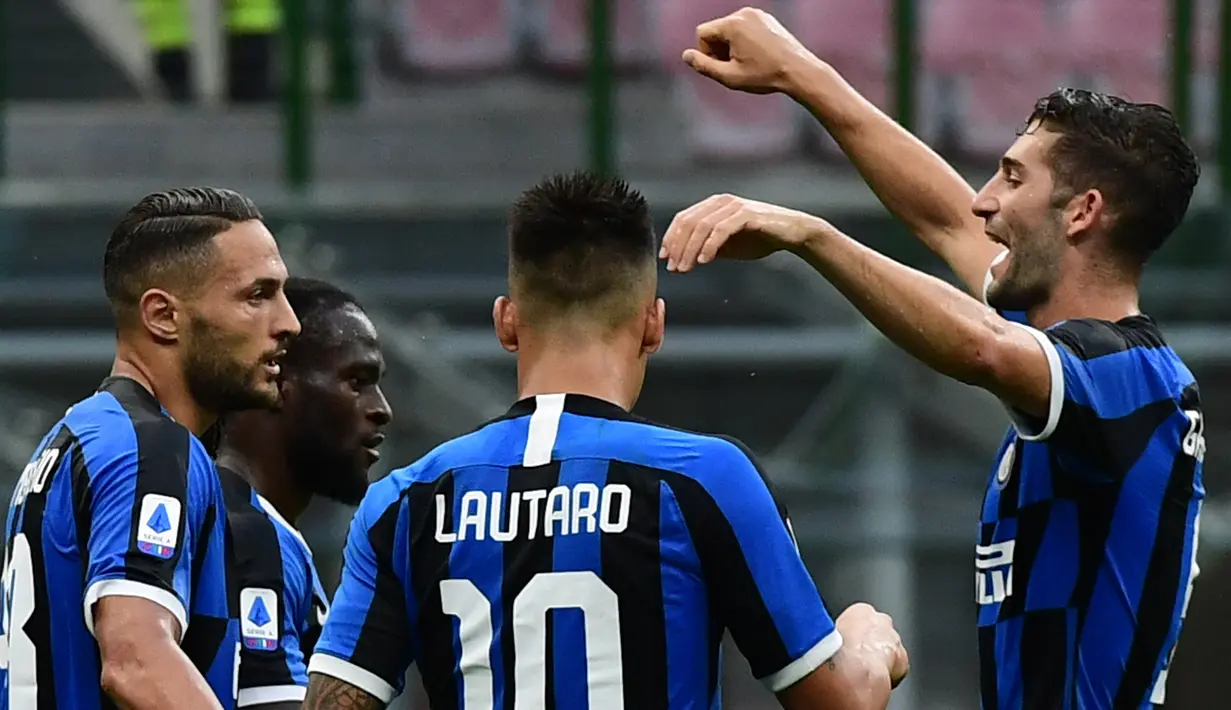 Pemain Inter Milan merayakan gol yang dicetak Danilo D'Ambrosio ke gawang Brescia pada laga lanjutan Serie A pekan ke-29 di Giuseppe Meazza, Kamis (2/7/2020) dini hari WIB. Inter Milan menang 6-0 atas Brescia. (AFP/Miguel Medina)
