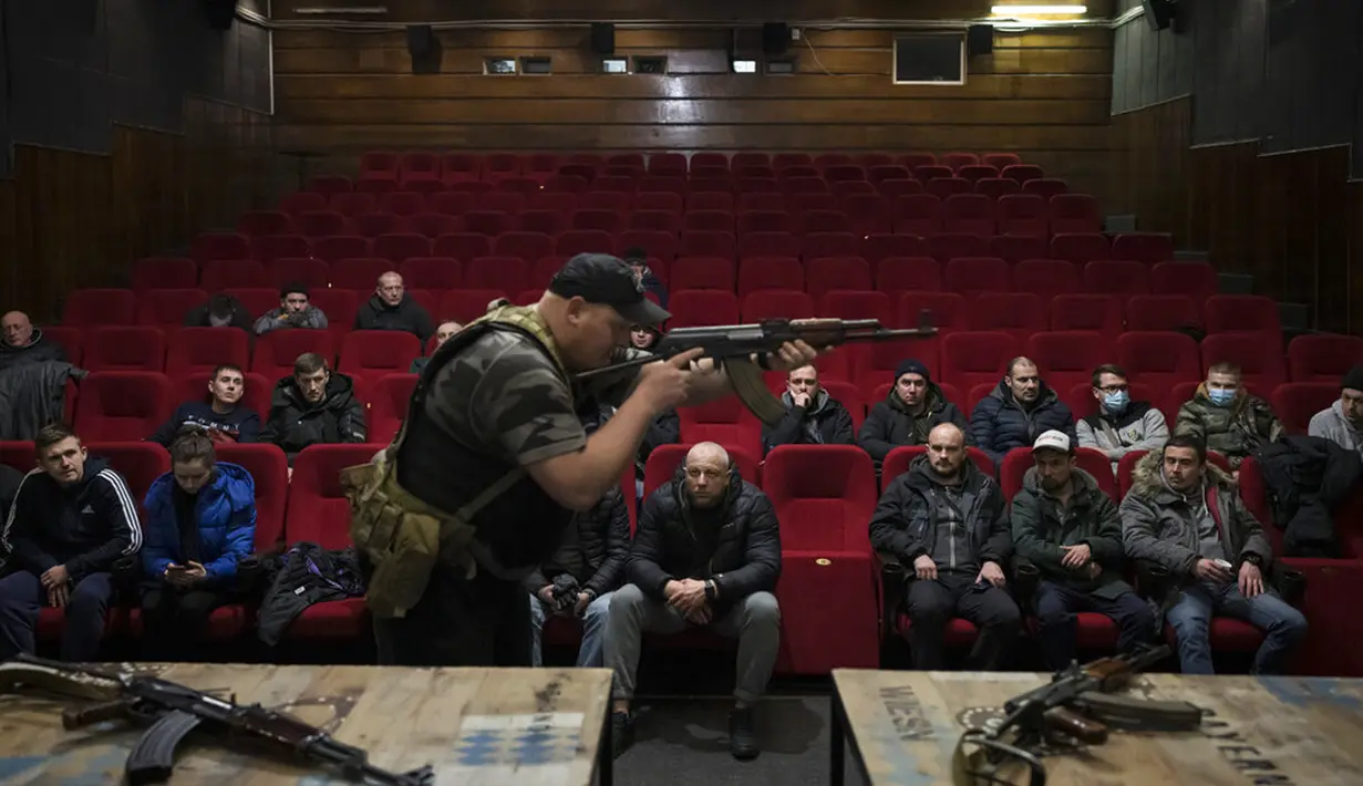 Warga sipil Ukraina menerima pelatihan senjata di dalam sebuah bioskop di Lviv, Ukraina, 5 Maret 2022. (AP Photo/Felipe Dana)