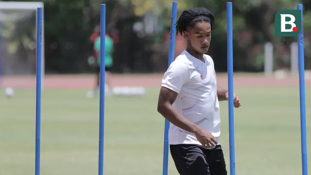 Foto: Timnas Indonesia U-20 Latihan Dibawah Sinar Terik, Marselino Ferdinan Kena Tendang Shin Tae-yong