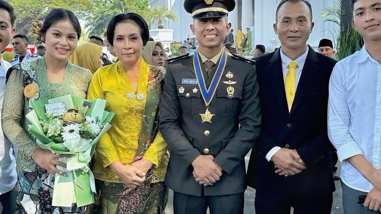 Dia berfoto bersama kedua orangtua, dan tiga saudaranya. Semuanya terlihat bahagia di momen spesial tersebut.<br>