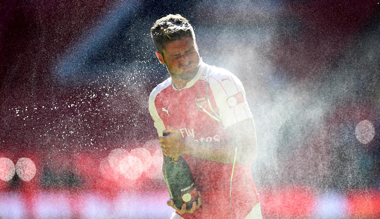 Striker Arsenal, Olivier Giroud, merayakan gelar juara Community Shield 2015 di Stadion Wembley, Inggris. Minggu (2/8/2015) malam WIB. (Reuters/Dylan Martinez)