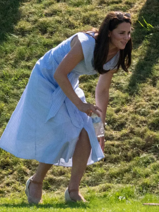 Kate Middleton Main Bareng Anak-Anaknya di Taman