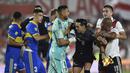 Keributan terjadi antara pemain River Plate dan pemain Boca Junior dalam pertandingan Argentine Professional Football League Tournament 2023 yang berlangsung di El Monumental stadium, Senin (8/5/2023) pagi WIB. (AFP/Luis Robayo)