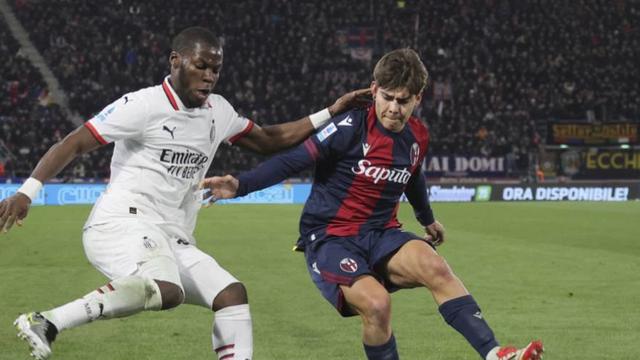 Yunus Musah berduel dengan Benjamin Dominguez dalam laga Bologna vs AC Milan di Serie A 2024/2025, Jumat (28/2/2025) dini hari WIB. (c) Michele Nucci/LaPresse via AP