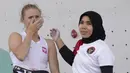 Atlet panjat tebing Indonesia, Rajiah Salsabillah (kanan) memberikan selamat kepada wakil Polandia, Aleksandra Kalucka yang berhasil mendapatkan medali perunggu Olimpiade Paris 2024 di Le Bourget Sport Climbing Venue, Paris, Prancis, Rabu (07/08/2024). (AFP/Fabrice Coffrini)