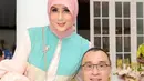 Sang anak yang sudah dewasa dan punya kesibukan sendiri, membuat Marini lebih sering menghabiskan waktu bersama sang suami. Meski sibuk dengan pekerjaan masing-masing, pasangan ini selalu menyempatkan waktu untuk bertemu dan menghabiskan waktu bersama dan kumpul bareng keluarga. (Liputan6.com/IG/@marinizumarnisreal)