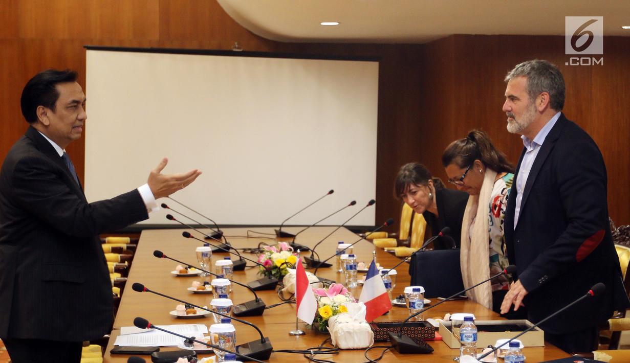 Pimpinan GKSB DPR-Parlemen Francis Effendi Simbolon melakukan pertemuan “Friendly Talk” dengan Presiden Grup Persahabatan Francis-Indonesia dari Majelis Nasional Francis Raphael Gerard di Jakarta, Rabu (31/10).  (Liputan6.com/Johan Tallo)