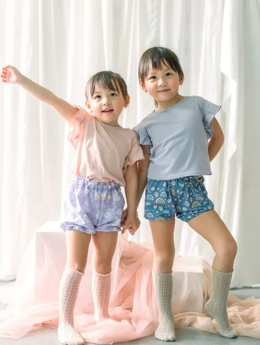 Baju pastel polos dan celana pendek motif dari Ocipici Pajamas ini sangat menggemaskan, bukan? Inspirasi outfit ini juga bisa dikenakan oleh kakak dan beradik, lho! (instagram.com/ocipici.pajamas)