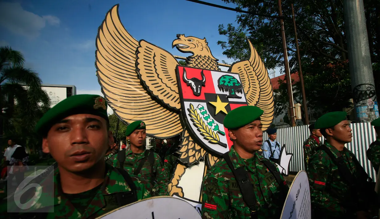 Sejumlah parajurit TNI mengikuti pawai dengan membawa lambang Garuda Pancasila di Jl Malioboro, Yogyakarta, (01/6/2016).Pawai di selenggarakan untuk memperingati hari lahir Pancasila.(Boy Harjanto)
