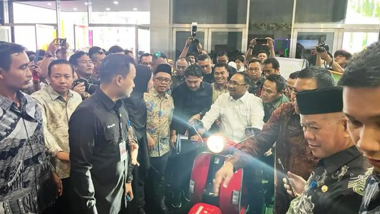 Menag Yaqut saat menjajal motor listrik buatan siswa MAN 2 Bandar Lampung. Foto :(Dokumen Kemenag Lampung).