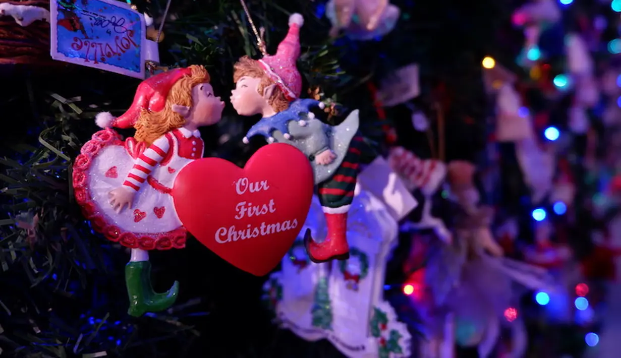 Satu ruangan besar hanya berisi hiasan pohon Natal yang beraneka ragam. Anda dapat memilih sesuai dengan tema Natal di rumah kali ini. (Liputan6.com/Unoviana Kartika Setia)