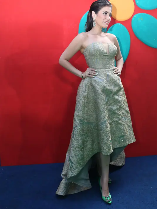 Tak hanya dari segi busana yang dipakainya, Carissa Putri tak lupa untuk memakai aksesoris berupa anting-anting dan gelang untuk memaksimalkan penampilan memukaunya malam itu. (Andy Masela/Bintang.com)