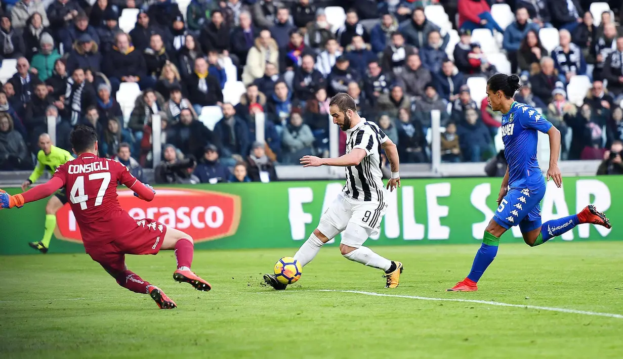 Striker Juventus Gonzalo Higuain menendang bola yang berbuah gol saat melawan Sassuolo dalam pertandingan Liga Italia Serie A di Stadion Allianz di Turin, Italia (4/2). Gonzalo Higuain berhasil mencetak hattrick. (Alessandro Di Marco / ANSA via AP)