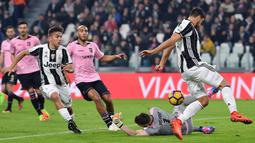 Gelandang Juventus, Sami Khedira, berusaha membobol gawang Palermo. Selaku tuan rumah Si Nyonya Tua lebih menguasai jalannya laga dengan presentase penguasaan bola mencapai 55 persen. (EPA/Alessandro Di Marco)