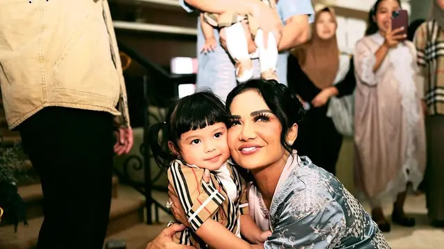 Potret Ameena Anteng Temani Atta Halilintar Jumatan, Disebut Anak yang Paling Rajin Ikut Ayahnya Salat