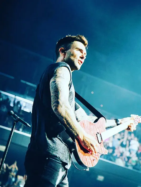 Terlihat keromantisan dalam foto itu, dimana Adam merangkulkan tangannya ke pundak sang istri. Foto itu juga menjadi foto pertama keluarga kecil mereka yang diunggah dalam Instagram. (Instagram/Adamlevine)