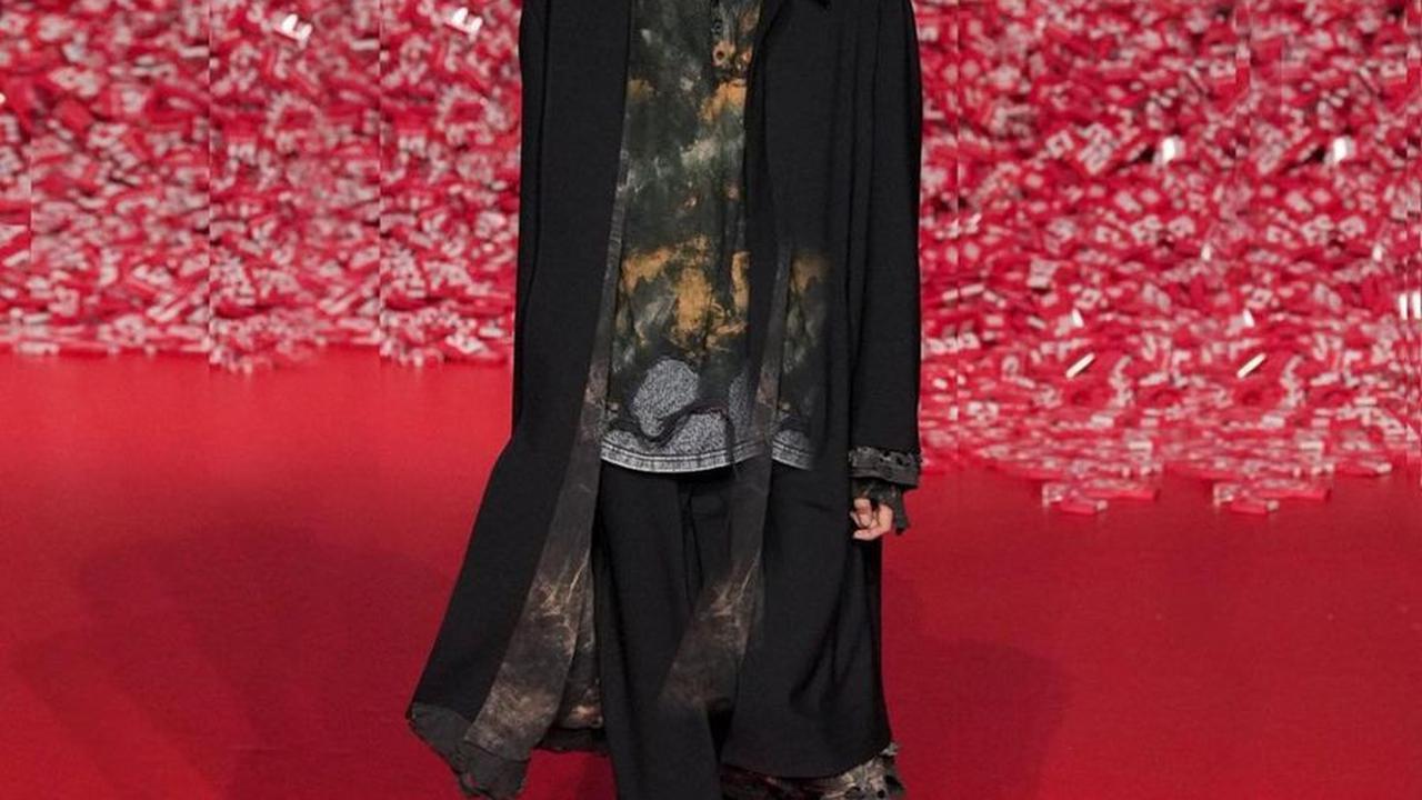 Foto-foto Raihan Fahrizal yang Jadi Model Pertama Indonesia di Runway Paris Fashion Week 2024