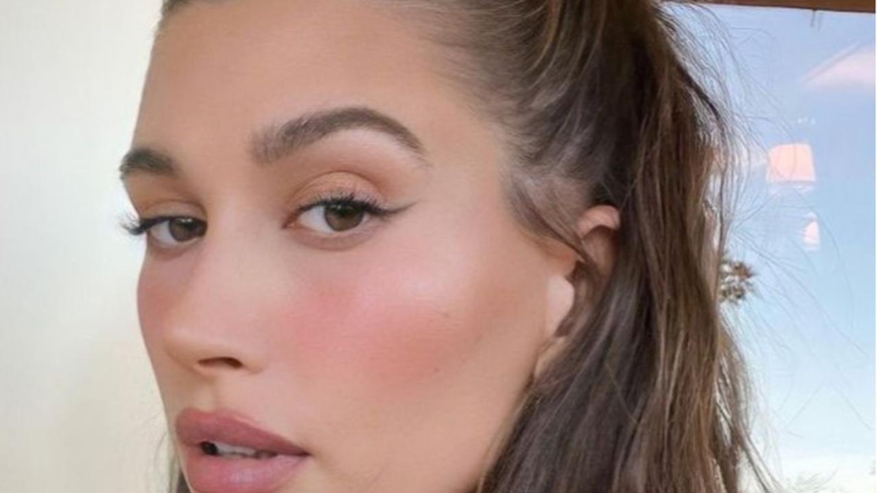 Hailey Bieber: Dari Entrepreneur Hingga Ikon Fashion, Ini Rahasia Kesuksesannya