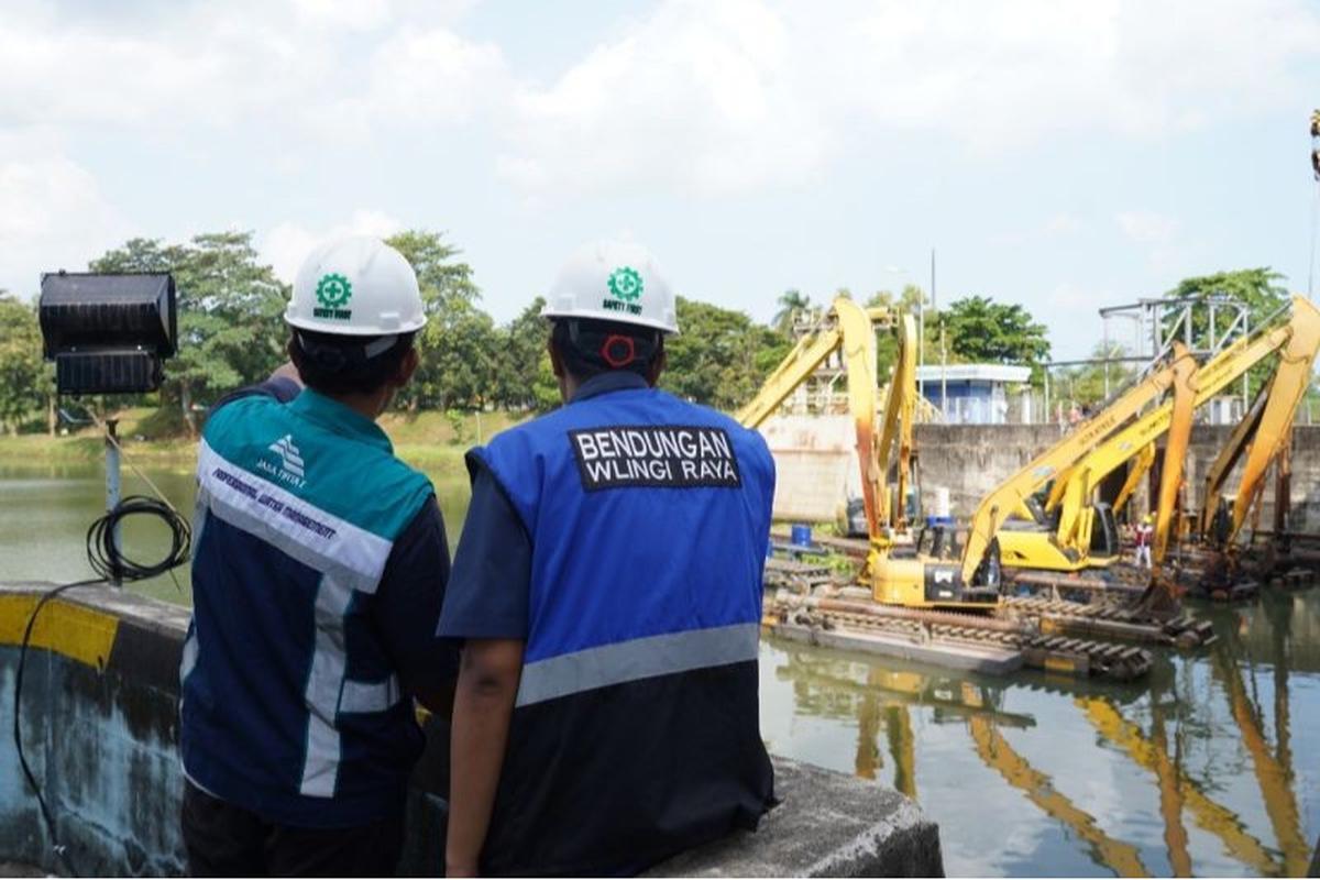 Perum Jasa Tirta I Gelontor Sedimen Bendungan Wlingi dan Lodoyo: Jamin Ketahanan Pangan dan Energi Nasional