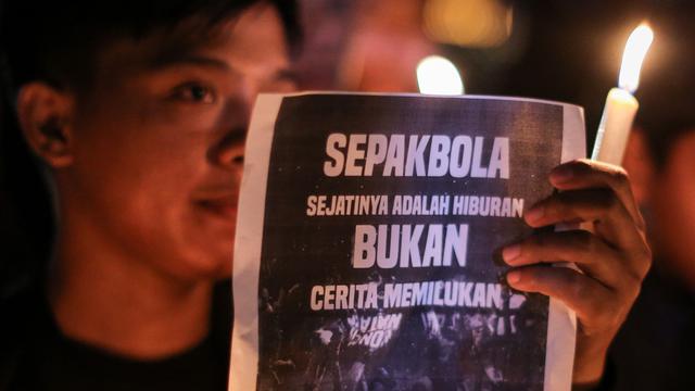 Foto: Ikut Berduka, Sejumlah Kelompok Suporter Gelar Aksi Belasungkawa atas Insiden di Stadion Kanjuruhan