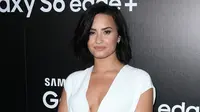 Tak Gendut Lagi, Demi Lovato Pose Topless di Depan Pisang Besar