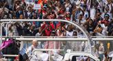 Paus Fransiskus melambaikan tangan kepada para jemaat di Stadion Martir di Kinshasa, Kongo, Kamis (2/2/2023). Paus Fransiskus berada di Kongo dan Sudan Selatan untuk kunjungan selama enam hari. Paus Fransiskus berharap dapat memberikan penghiburan dan semangat kepada dua negara yang dilanda kemiskinan, konflik, dan apa yang disebutnya sebagai "mentalitas kolonialis" yang telah mengeksploitasi Afrika selama berabad-abad. (AP Photo/Jerome Delay)
