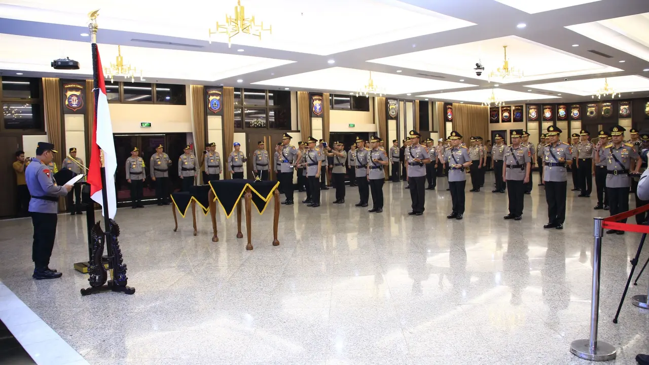 Kapolri Jenderal Polisi Listyo Sigit Prabowo memimpin upacara pelantikan dan serah terima jabatan pejabat utama Mabes Polri dan para Kapolda serta upacara laporan kenaikan pangkat ke dan dalam golongan pati Polri.