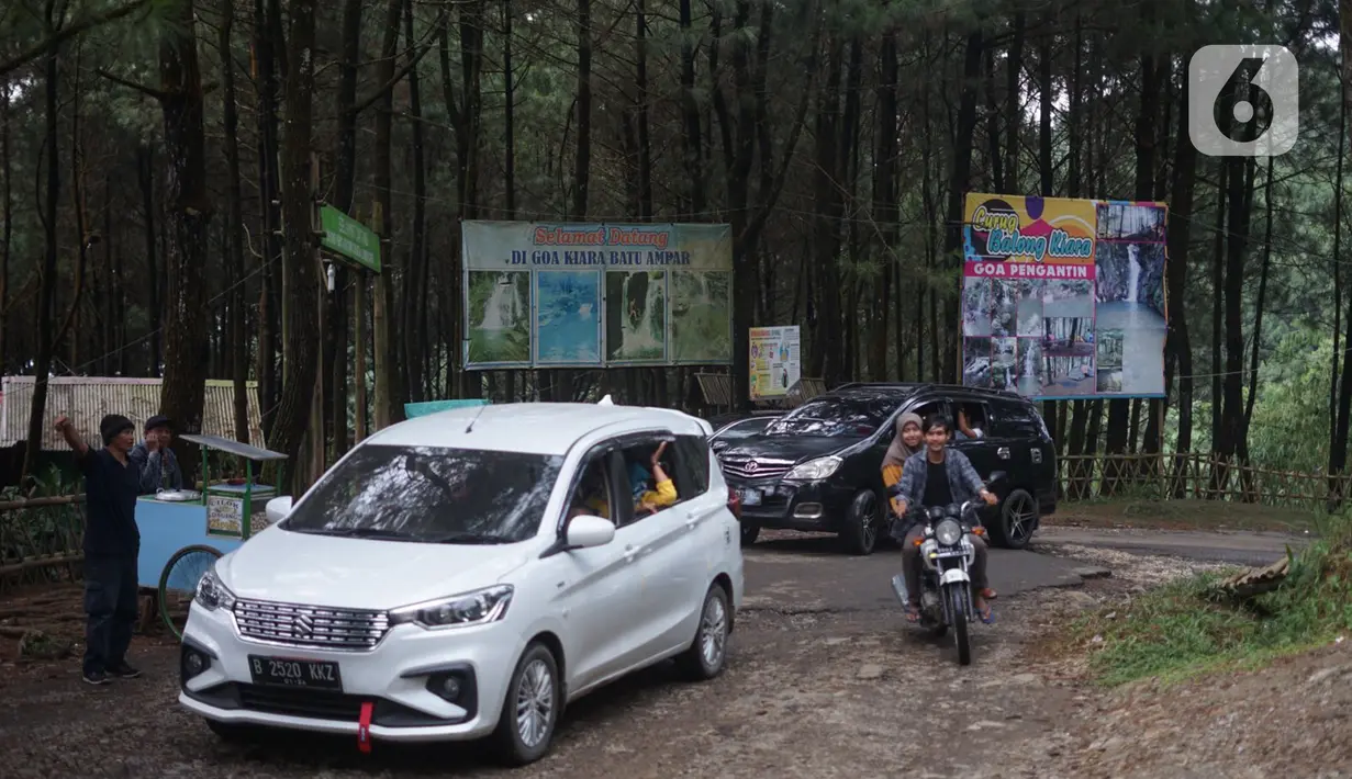 Sejumlah kendaraan memasuki akses menuju kawasan wisata Gunung Bunder, Bogor, Jawa Barat, Minggu (15/11/2020). Meskipun pandemi covid-19 belum berakhir, namun sejumlah lokasi wisata mulai dipadati pengunjung dengan tetap menerapkan protokol kesehatan. (Liputan6.com/Immanuel Antonius)