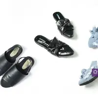 Mules dan platform sandal masih hip di dunia fashion. Karena desainnya yang kekinian dan sangat mudah untuk dipadu padankan dengan pakaian apapun. Cocok untuk kamu yang ingin terlihat trendi dan kekinian. (Photographer: Daniel Kampua. DI: Iqbal Nurfajri)