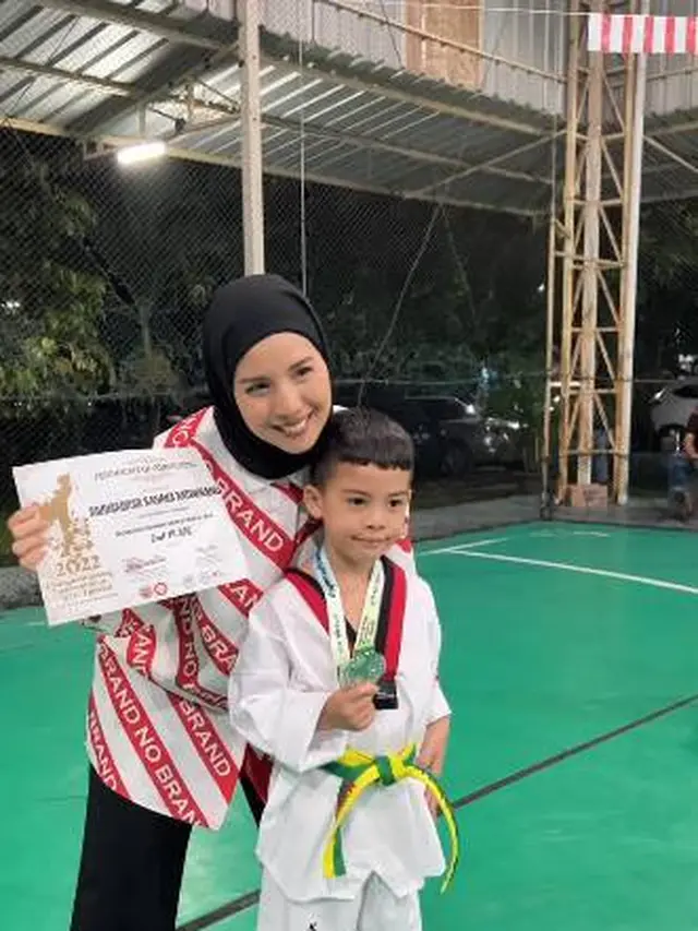 Raih Medali, Ini 5 Potret Tya Ariesta dan Putranya yang Menekuni Taekwondo