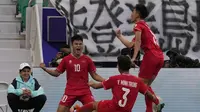 Pham Tuan Hai, kiri, melakukan selebrasi setelah mencetak gol kedua timnya pada pertandingan sepak bola Grup D Piala Asia antara Jepang dan Vietnam di Stadion Al Thumama di Doha, Qatar, Minggu, 14 Januari 2024. (AP Photo/Thanassis Stavrakis)