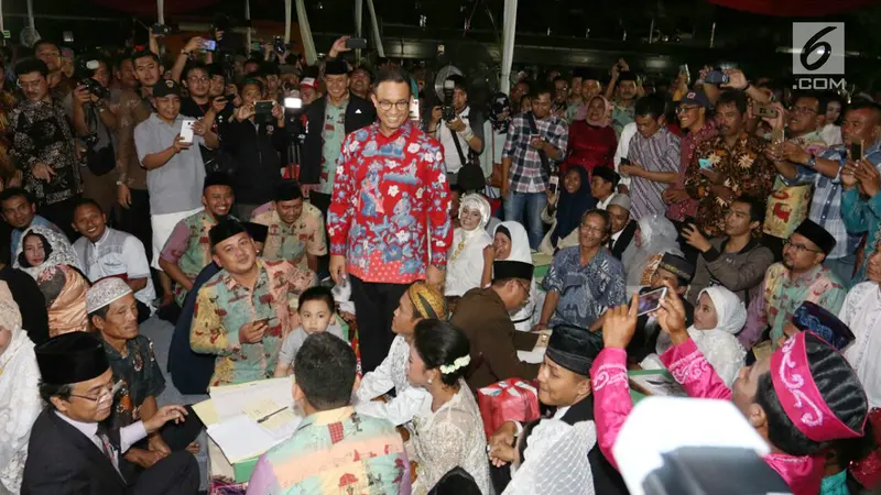 FOTO: Senyum Bahagia Pasangan Nikah Massal di Malam Tahun Baru