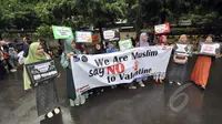 Warga melakukan aksi menolak peringatan Hari Valentine saat Car Free Day di Bundaran HI, Jakarta, Minggu (8/2/2015). (Liputan6.com/Faizal Fanani)