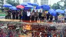 Menteri Keuangan Sri mulyani bersama sejumlah menteri lainnya dan Kapolri Jedral Tito Karnavian saat memusnahkan barang bukti hasil sitaan di Bea dan Cukai, Jakarta, Kamis (15/2). (Liputan6.com/Anggan Yuniar)