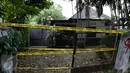 Petugas Polisi saat menyegel rumah dinas perwira tinggi Polri di Jl. Wijaya XV, Kebayoran Baru, Jakarta, Selasa (15/9/2015). Penertiban dilakukan karena 12 rumah tersebut sudah tidak ditempati oleh anggota aktif Kepolisian. (Liputan6.com/Yoppy Renato)