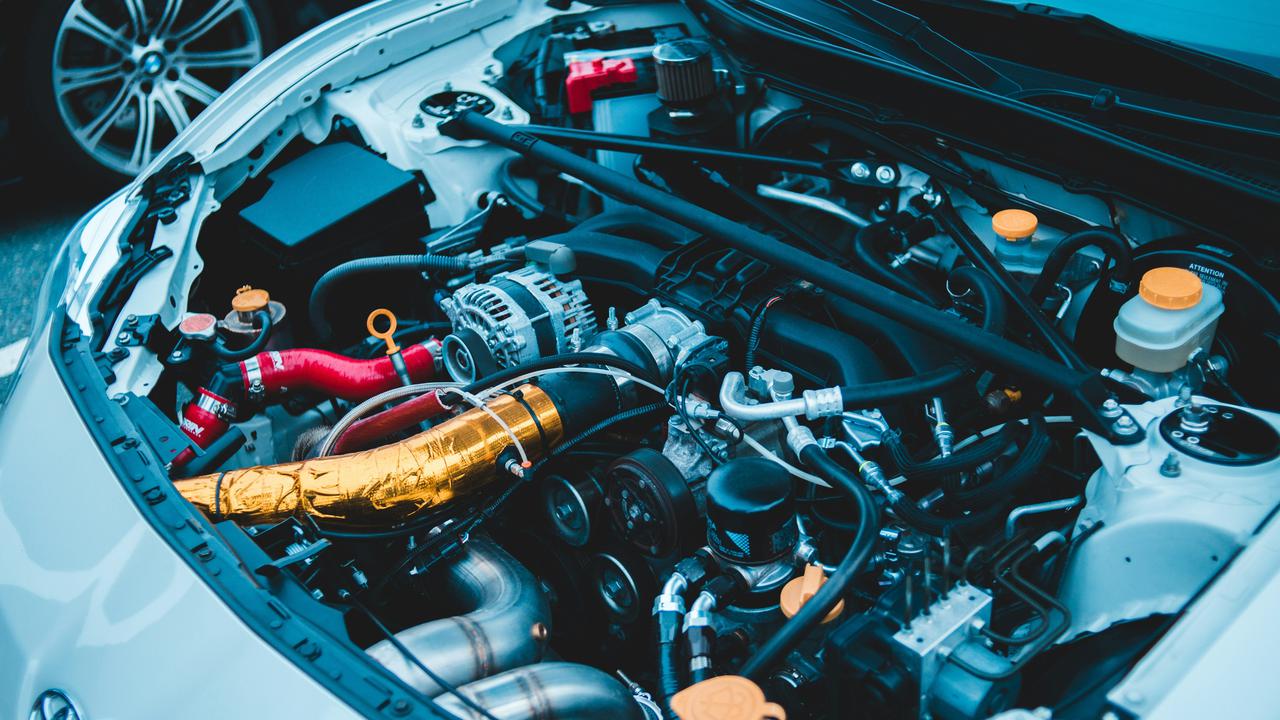 Cara Bersihkan Mesin Mobil Sendiri, Ini Alat dan Bahan yang Diperlukan