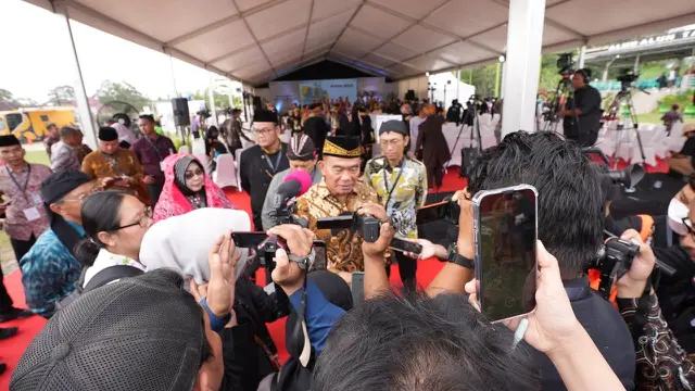 Menko PMK Muhadjir Effendy saat menghadiri Festival Harmoni Budaya Nusantara di Lapangan Taruna, Kecamatan Sepaku, Kabupaten Penajam Paser Utara, pada Jumat, 3 November 2023. (Istimewa)