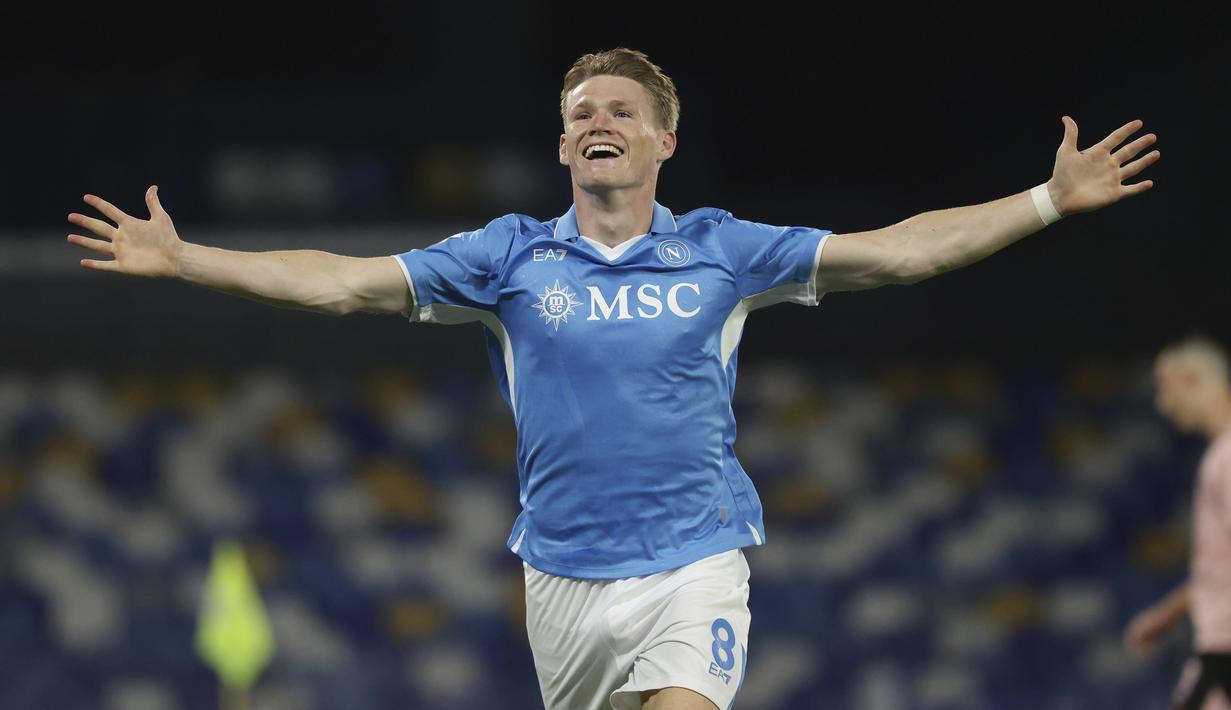 <p>Pemain Napoli, Scott McTominay, merayakan golnya ke gawang Como saat laga lanjutan Liga Italia 2024/2025 yang berlangsung di Stadion Diego Armando Maradona, Naples, Italia, Jumat (04/10/2024) WIB. (AP Photo/LaPresse/Alessandro Galofaro)</p>
