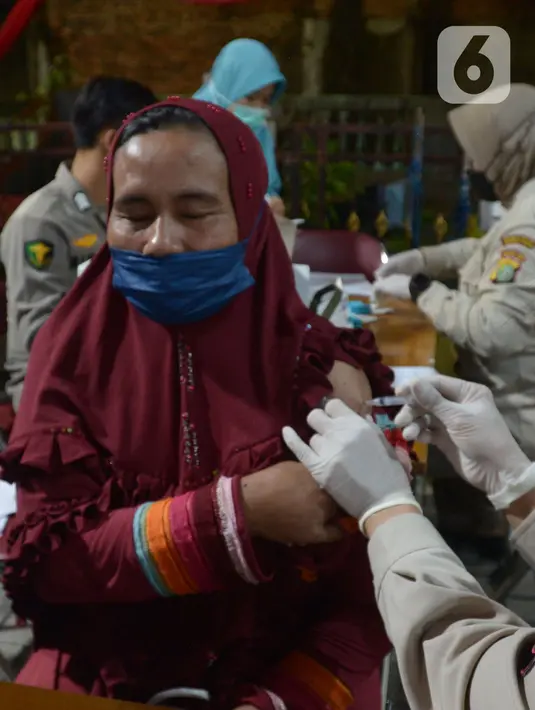 Tim medis menyuntik vaksin booster kepada warga di Jakarta, Rabu (6/4/2022). Kegiatan vaksinasi booster ini digelar sampai jelang mudik, dimana saat ini 503 gerai vaskin yang tersebar di wilayah hukum Polda Metro Jaya. (merdeka.com/Imam Buhori)