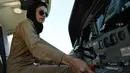 Niloofar Rahmani berada di ruang kokpit pesawat Angkatan Udara Afghanistan di Kabul. Rahmani menjadi pilot militer wanita pertama dan mengubah stereotip gender kuno tentang pilot seluruhnya laki-laki. Foto diambil pada 26 April 2015.(AFP PHOTO/SHAH Marai)