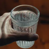 Ilustrasi air putih dingin, air es. (Photo by Vova Krasilnikov/Pexels)