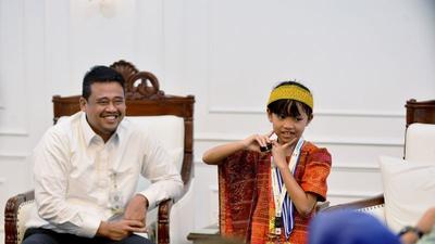 Gubernur Sumut Bobby Nasution Beri Rumah dan Beasiswa untuk Siswi SD Peraih Emas Olimpiade Asia