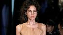 Model mengenakan busana koleksi Spring/Summer 2017 karya desainer Denmark Anne Sofie Madsen selama Fashion Week di Paris (28/9). (REUTERS/Charles Platiau)