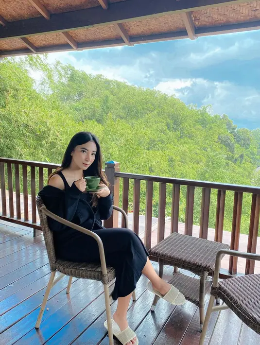 Selain main film, Nadya Shakira juga punya kesibukan lain seperti endorse hingga sesi pemotretan. Melihat pesonanya, tak sedikit netizen yang menyebutnya mirip aktris Nikita Willy. (Liputan6.com/IG/@nadyashakira_).