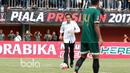 Presiden Republik Indonesia, Joko Widodo saat melakukan tendangan pertama tanda dibukannya turnamen Piala Presiden 2017 di Stadion Maguwoharjo, Sleman, Sabtu (4/2/2017). (Bola.com/Nicklas Hanoatubun)