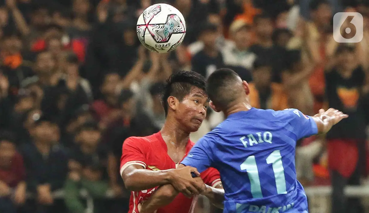 Pesepak bola Persija Jakarta Arya Salim menyundul bola dari pemain Chonburi FC  pada laga persahabatan dalam rangka peresmian Stadion Jakarta International Stadium (JIS) di Jakarta, Minggu (24/7/2022). Pertandingan berakhir imbang dengan skor 3-3. (Liputan6.com/Herman Zakharia)