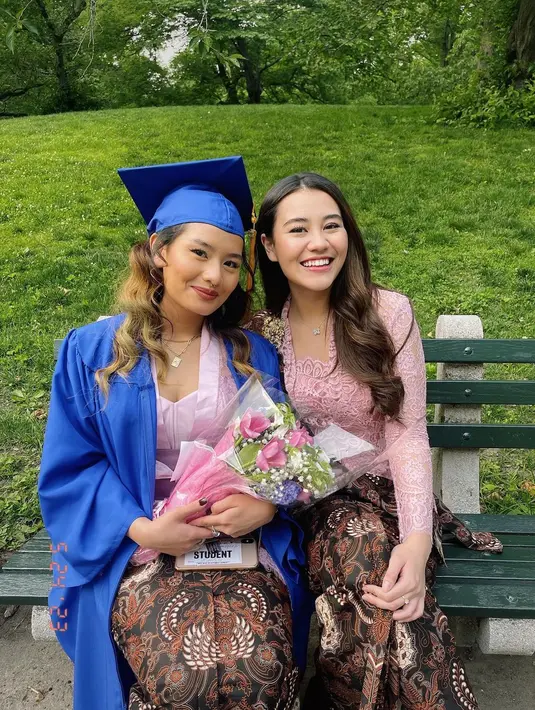 Berbeda dengan sang ibu, Zahwa dan Aaliyah memilih kebaya berwarna pink senada. [Foto: IG/rezaartameviaofficial].