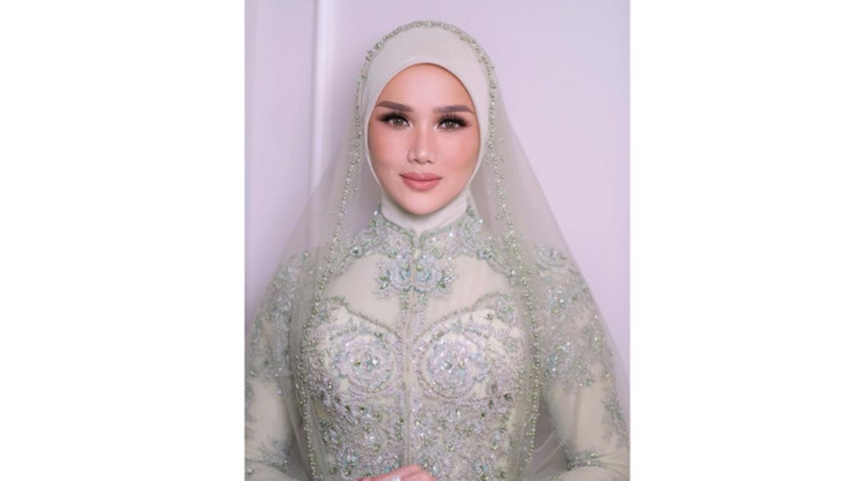 Detail Kebaya Mulan Jameela dengan Hijab Lapis Transparan Mewah di Akad Nikah Al Ghazali